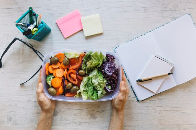 Jak catering dietetyczny może wspierać zdrowy styl życia i osiąganie celów fitness